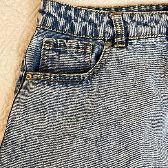 💥💥Forever 21 Medium White Washed Distressed Denim Skirt - Picture 4 of 13